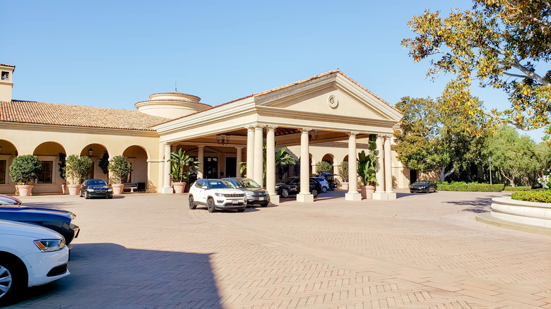 picutre of grand front entrance of Resort at Pelican Hill