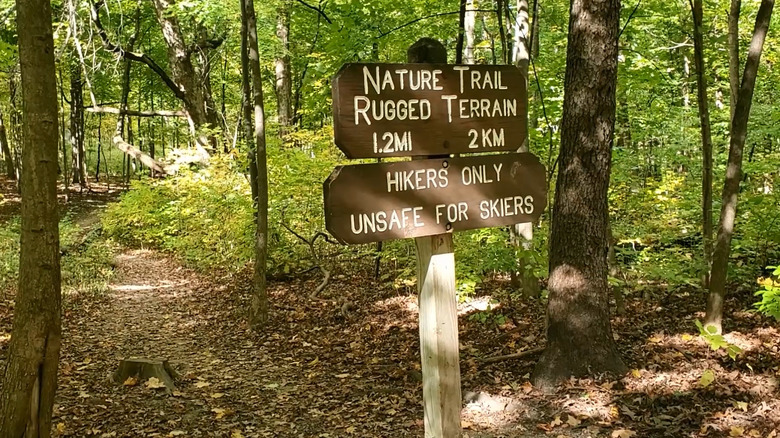 An trail marker in Coral Woods