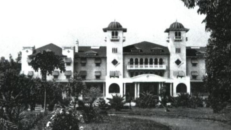 Black and white photo of Byron Ho Springs Hotel circa 1901, cropped