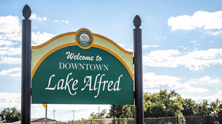 Welcome sign for Downtown Lake Alfred, Florida