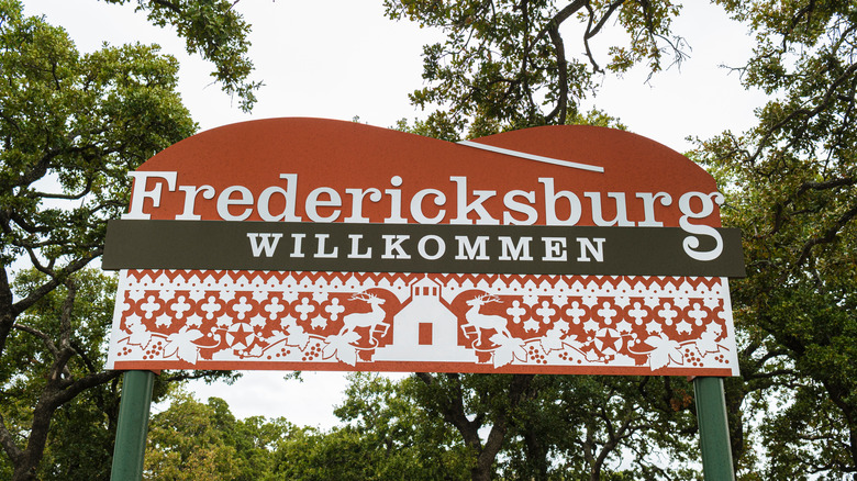 Welcome sign to Fredericksburg with the German term "Willkommen"