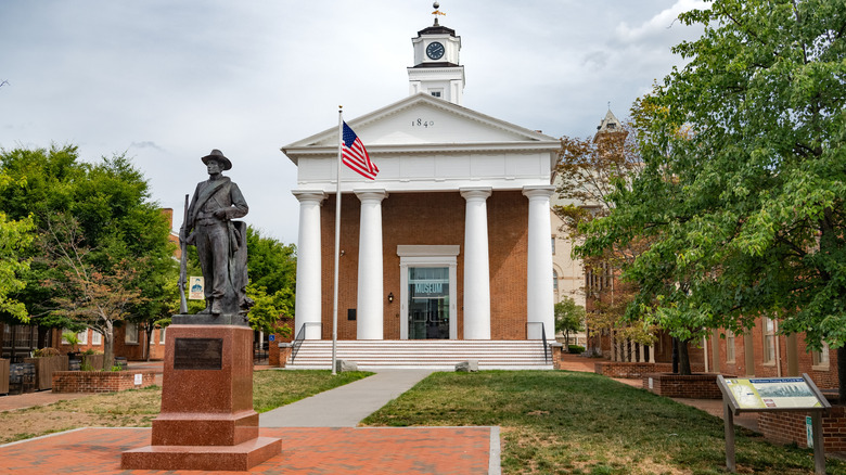 Facade of the courthouse in Winchester