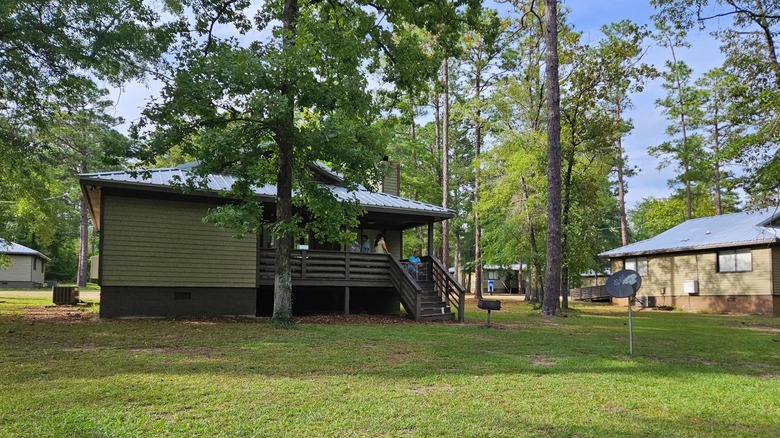 Cabins at Lakepoint State Park, Alabama, surrounded by grassy lawns and trees