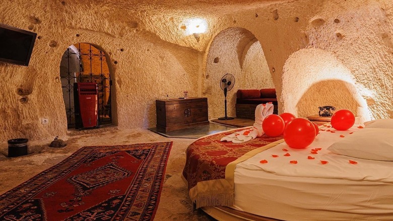 Round bed in Mithra Cave Hotel suite