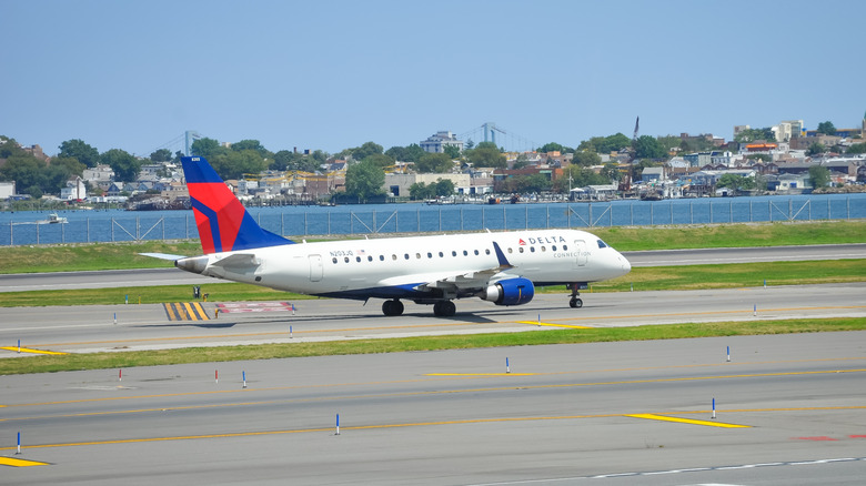 Delta plane on the runway at LaGuardia Airport