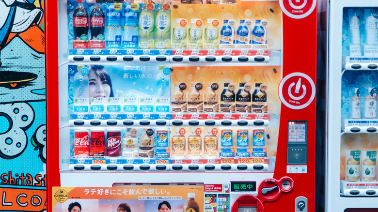 Vending machine with hot and cold sections