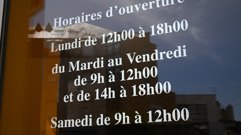 Opening hours in a French store