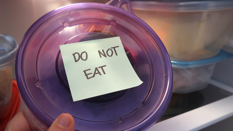 Tupperware with sticky note that says "do not eat"