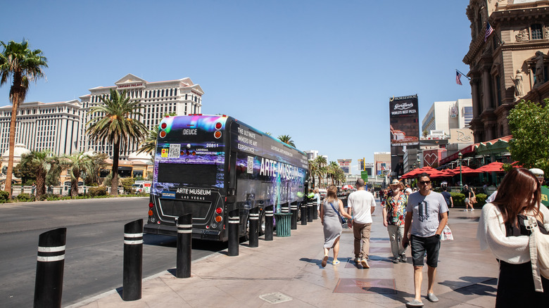 deuce bus on las vegas strip