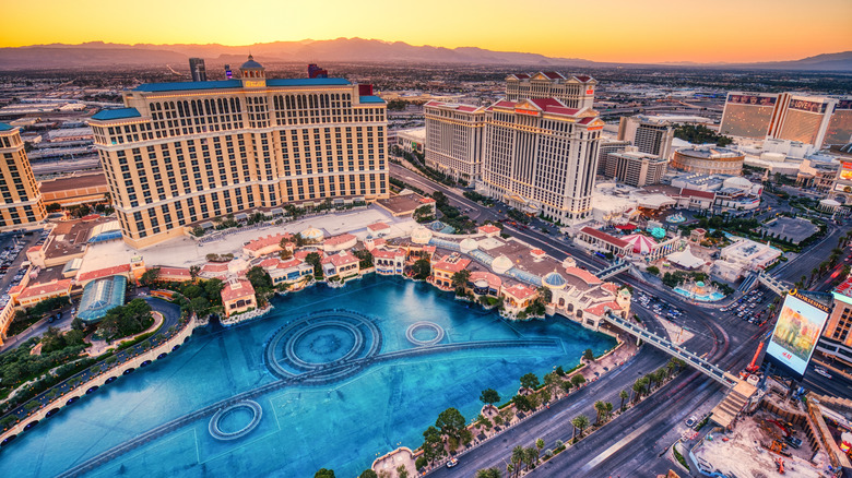 Bellagio hotel in vegas at sunset