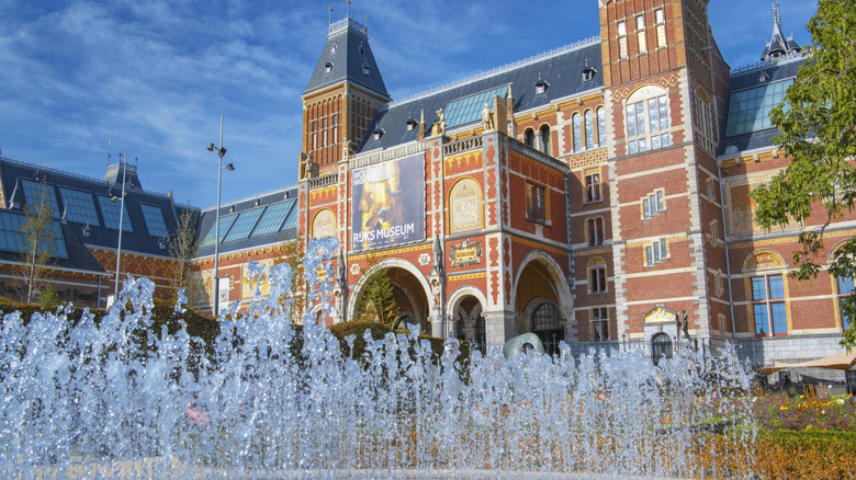 Rijksmuseum, Amsterdam with water fountains outside