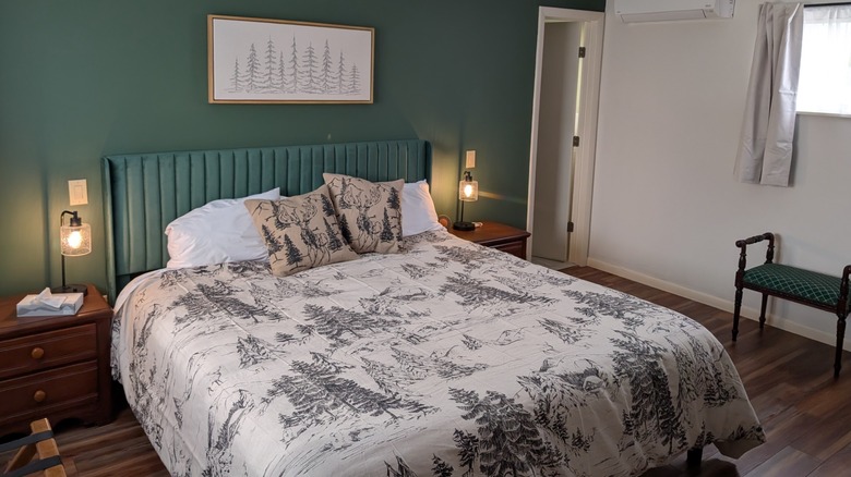 A room with a green wall at Lake Pleasant Lodge