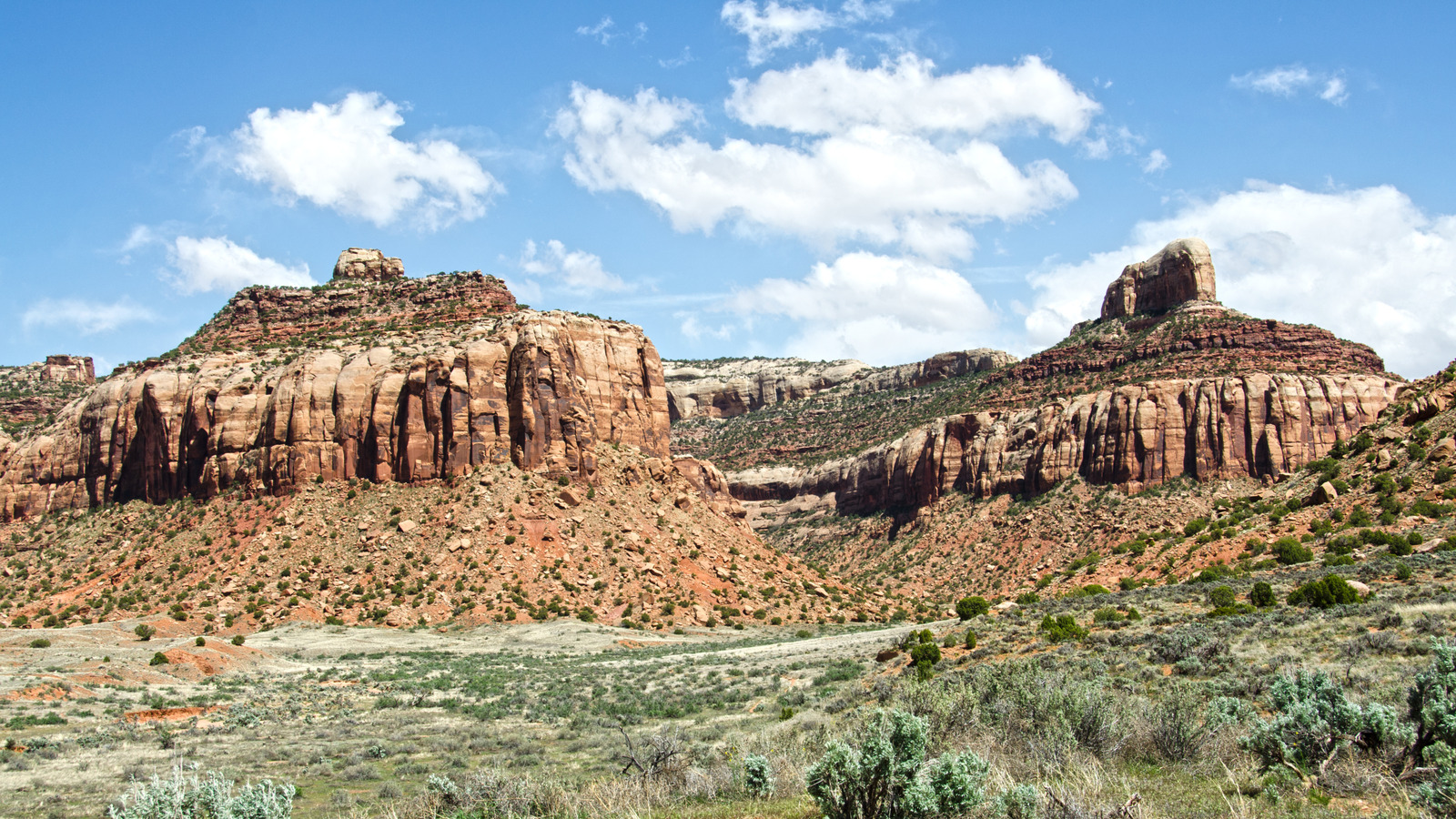 Utah's Canyon Country Boasts A Scenic City With A Wildly Underrated Lake And Majestic Mountain Views