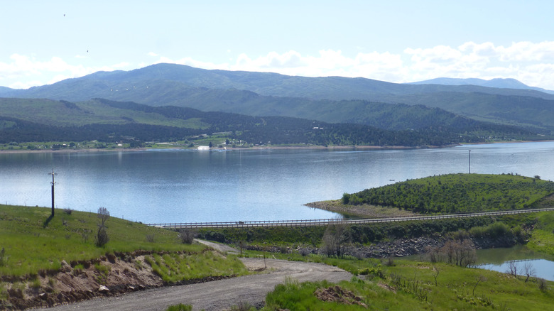 Views of Rockport State Park in Utah, surrounded by a glistening lake and mountains in the backdrop.