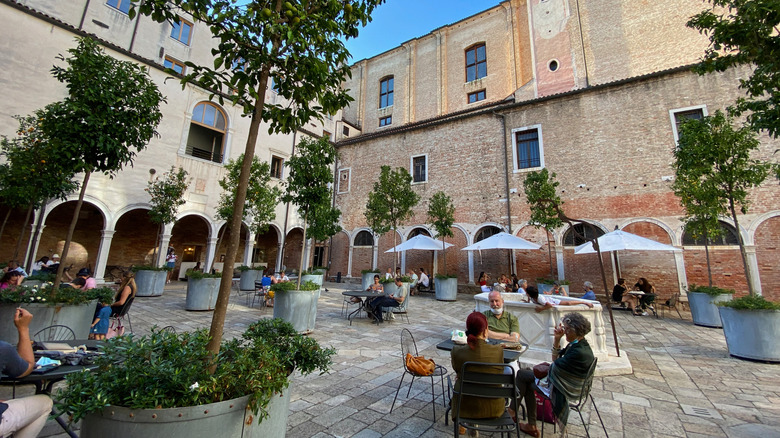 Courtyard of Combo Venezia with restaurant customers eating outdoors