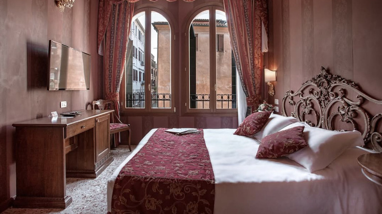 Interior photo of guest room inside Hotel Tiziano in Venice, Italy