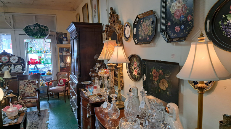 The Falkner Antique Mall in Vernon, Alabama, has various vintage items such as artwork and furniture