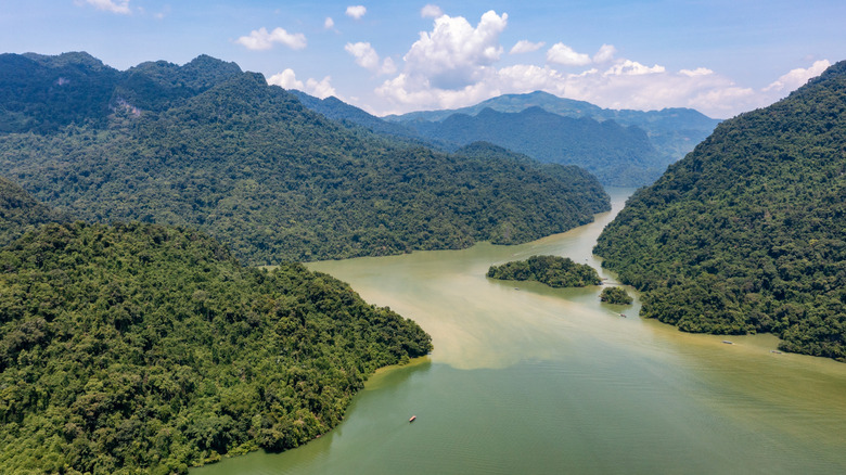 Green river snaking its way around islets and mountains on both sides