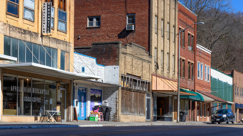 Street view of buildings in downtown Big Stone Gap
