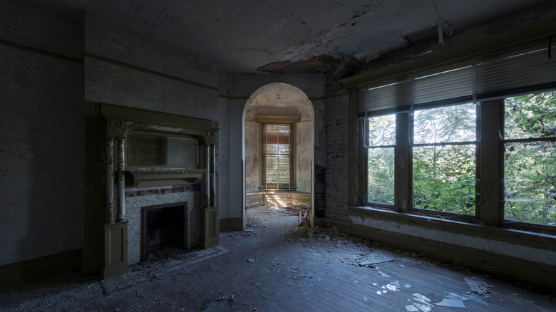 An unlit interior of a room with a fireplace in the Dunnington Mansion in Farmville, Virginia.