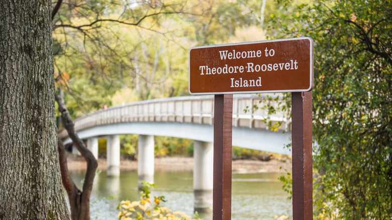 welcome to Theodore Roosevelt Island sign