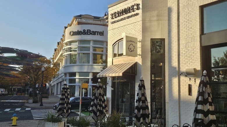 Stores and restaurants at The Crossing Clarendon in the Clarendon-Courthouse in Arlington, VA