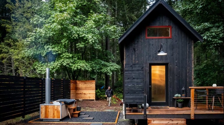 The Wolf Den cabin and hot tub on Vashon Island.