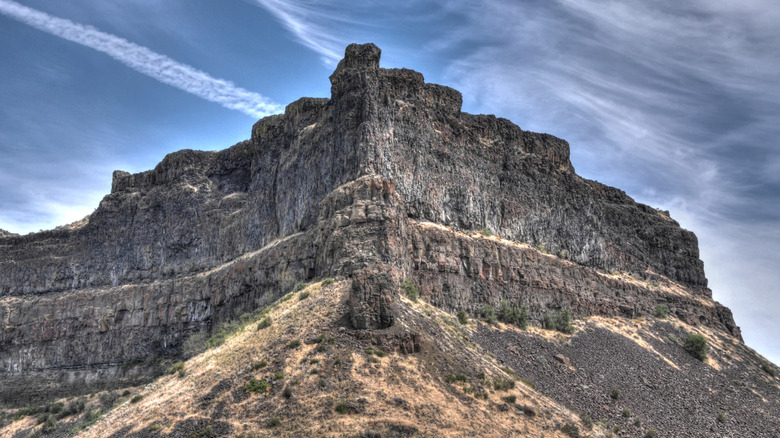 The dramatic basalt cliffs at Grand Coulee Canyon