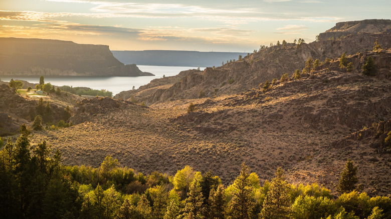 A beautiful sunset at the Grand Coulee, overlooking Northrup Canyon and other surrounding areas