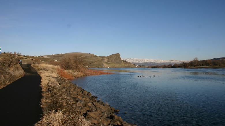 Walking path along the Snake River near Asotin, Washington