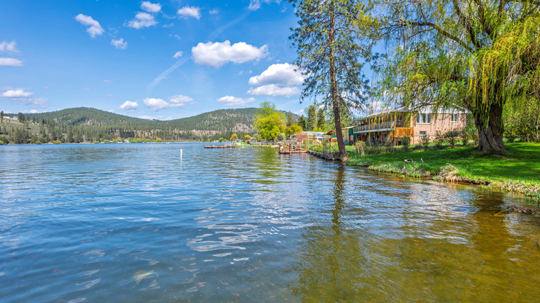 Waterfront homes at Nine Mile Falls in Spokane, Washington