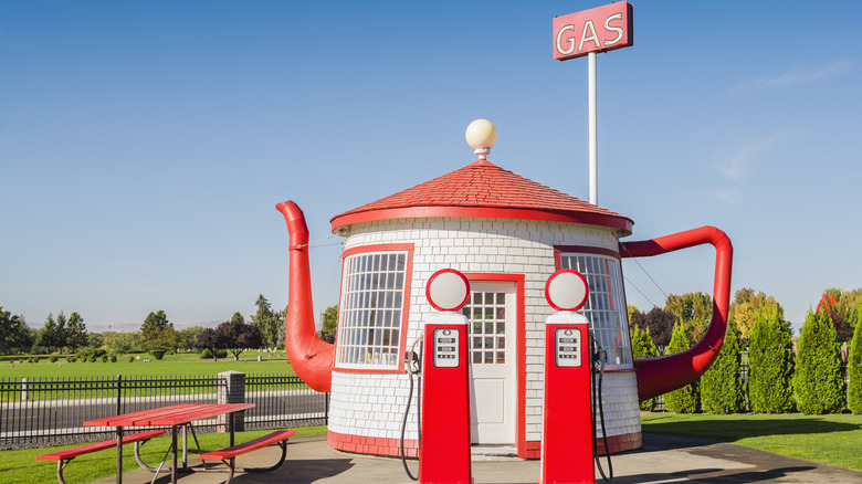 The red and white teapot-shaped gas station in Zillah, Washington