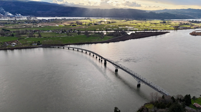 A bridge connecting Cathlamet with Puget Island