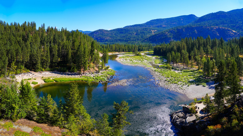 Kettle River flowing through the mountains