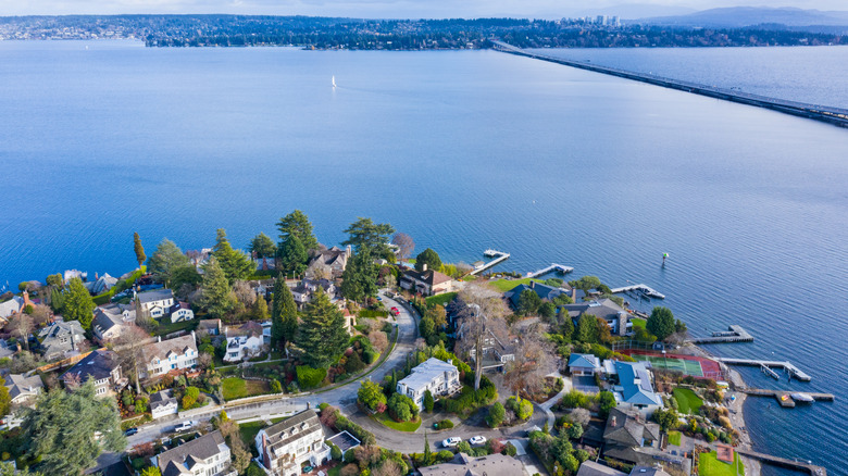 A view of Medina and Hunts Point across Lake Washington from Seattle, with the SR 520 bridge in the background