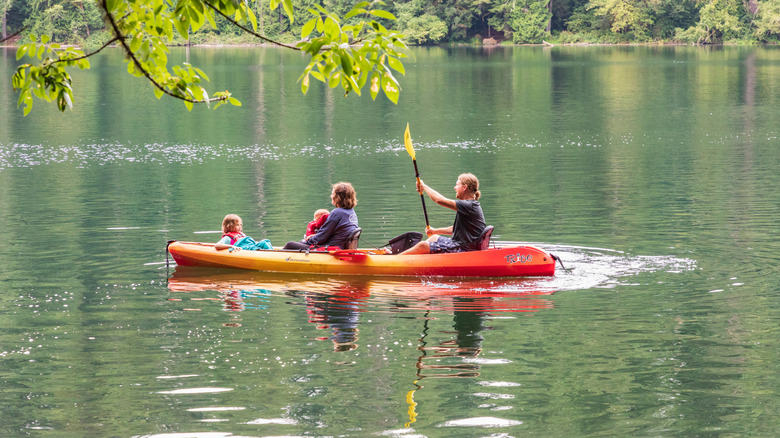 A family kayaking at Battle Ground Lake in Washington