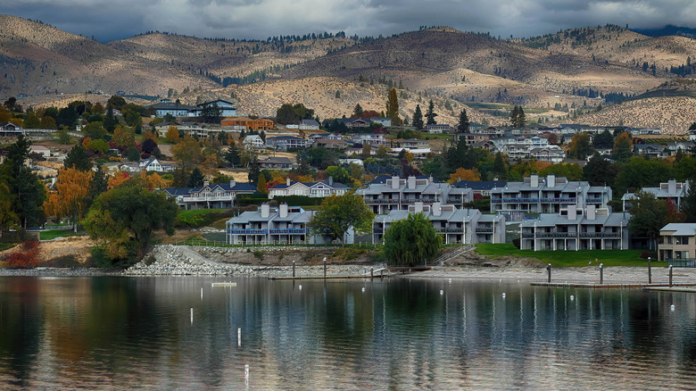 Houses in Wapato facing the lake