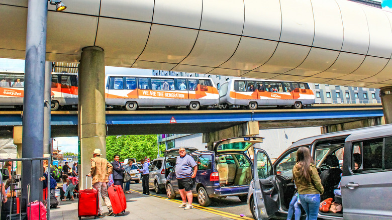 london gatwick airport drop off zone with cars lined up dropping off passengers