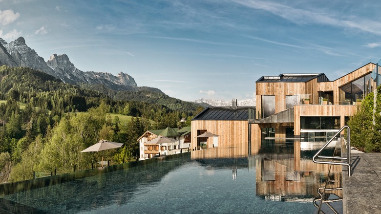 Naturhotel Forsthofgut swimming pool overlooking Austrian mountains