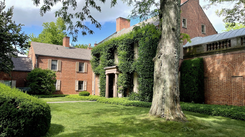 Stately house with groomed hedges at the Wethersfield Estate & Garden in New York