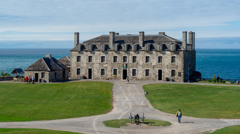 Gray Fort Niagara buildings with water behind it
