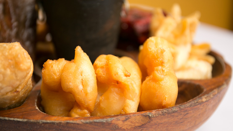 Varied foods on wooden pupu platter