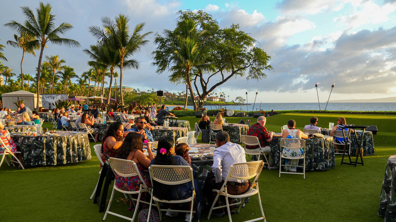Patrons at Maui lū'au