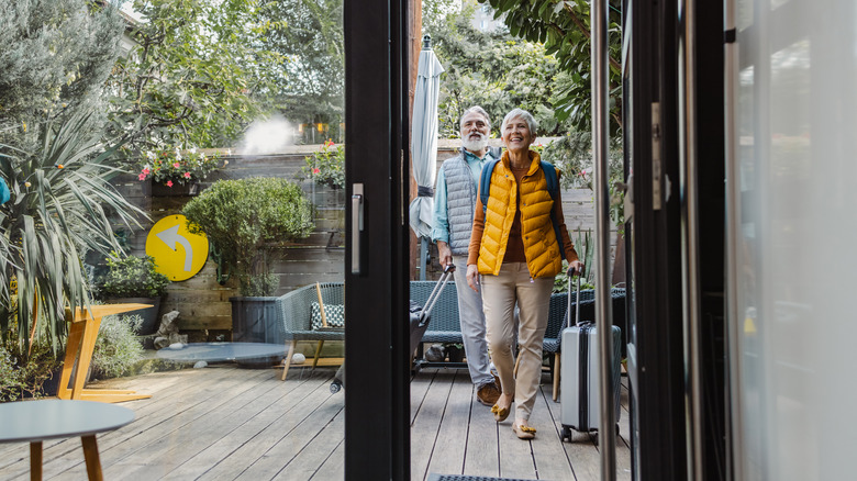 airbnb guests arriving at house