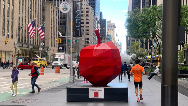 A display of a large red big apple called La Gran Manzana by the artist Enrique Cabrera