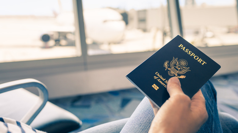 Person holding a US passport