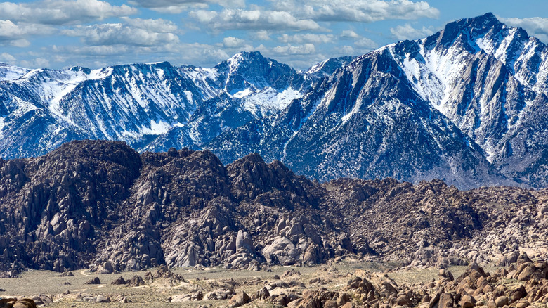Jagged mountains dusted with snow around Mt. Whitney in California
