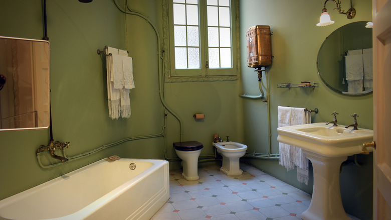 A bathroom in an apartment in Casa Milà