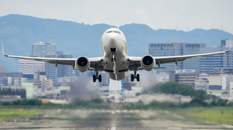 A 737 taking off