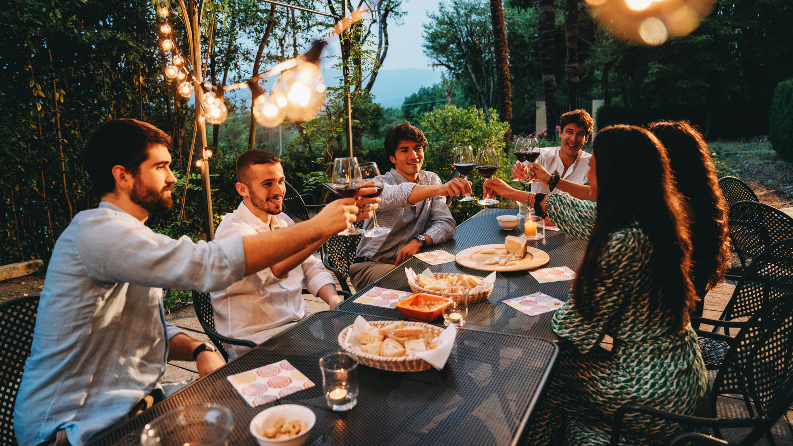 https://www.islands.com/img/gallery/why-tourists-in-italy-should-not-expect-a-quick-dinner-during-their-trip/l-intro-1715086331.jpg